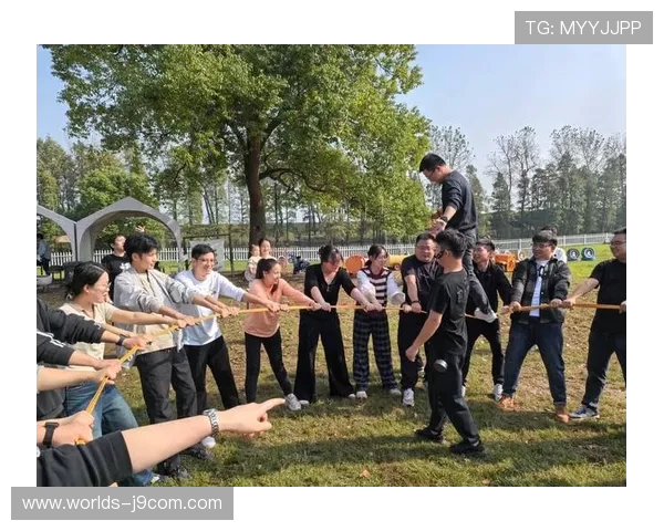 以足球团建活动为核心推动团队协作与凝聚力提升的多元化方式探讨